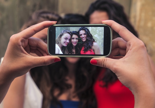 3人の女の子のスマートフォンとの写真