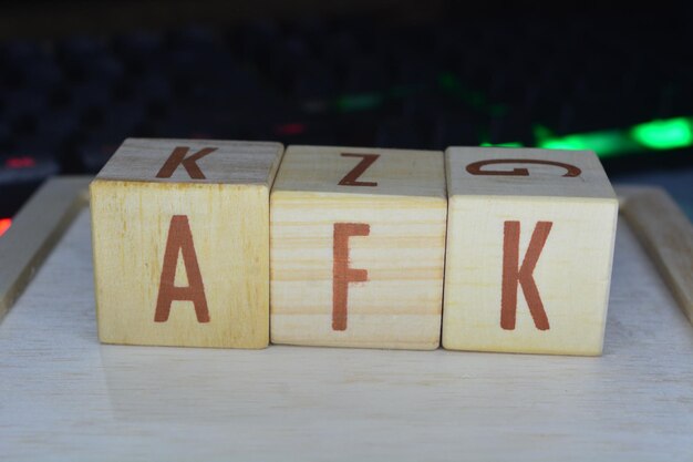 Фото деревянных блоков, из которых состоит словарный запас AFK на английском языке