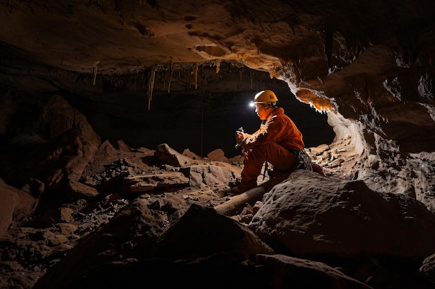 Photo photo working in a cave