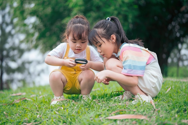 公園で遊んでいる若いアジア人の女の赤ちゃんの写真