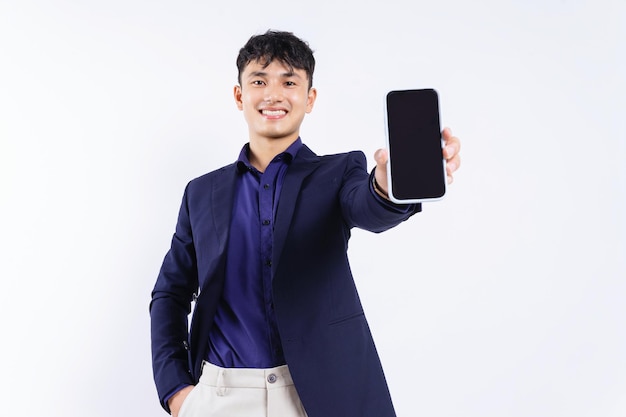 白い背景の上の若いアジア系のビジネスマンの写真
