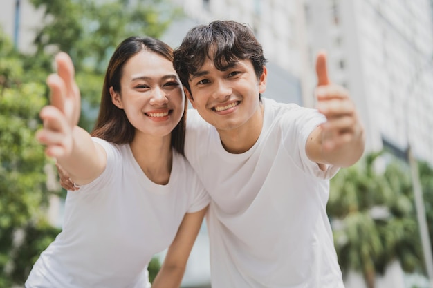 Photo photo of young asian couple outdoor