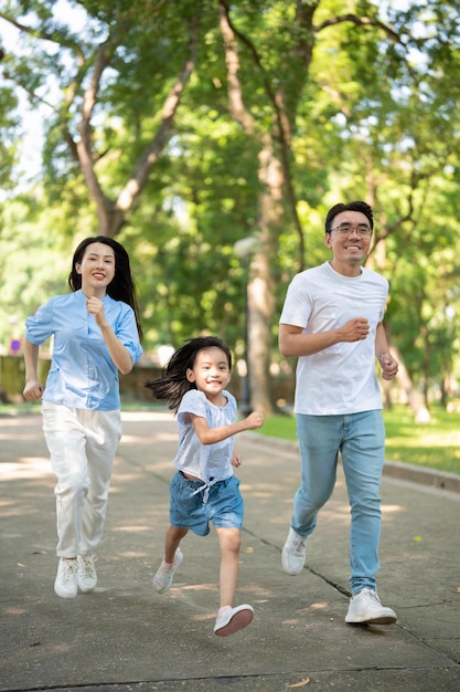 公園の若いアジア人家族の写真