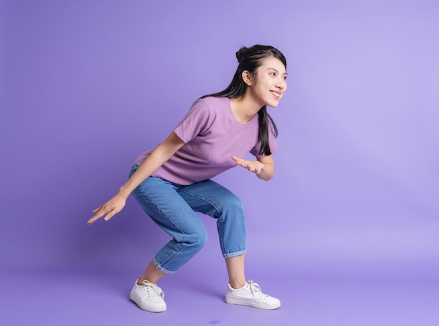 紫色の背景の若いアジア人の女の子の写真