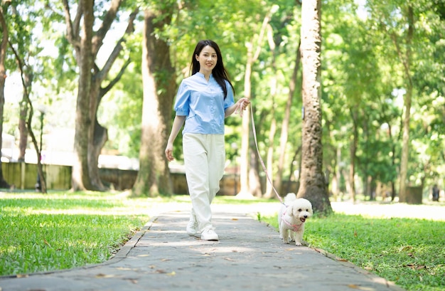 アジアの若い女の子と彼女の犬の写真