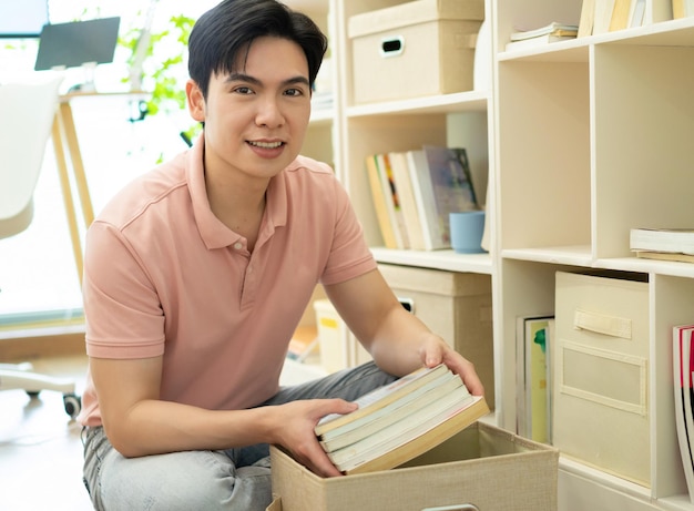 집에 있는 젊은 아시아인 남자의 사진