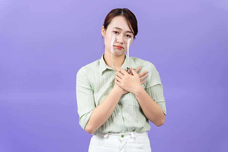 Photo 보라색 배경 에 있는 젊은 아시아 여성 의 사진