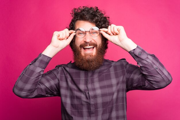 Photo photo of young bearded man with glasses