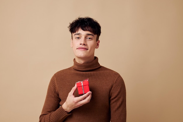 Foto giovane ragazzo vestiti alla moda in posa in studio in stile moderno sfondo chiaro inalterato