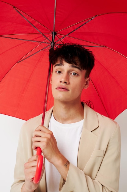 Photo young boyfriend holding an umbrella in the hands of posing fashion light background unaltered