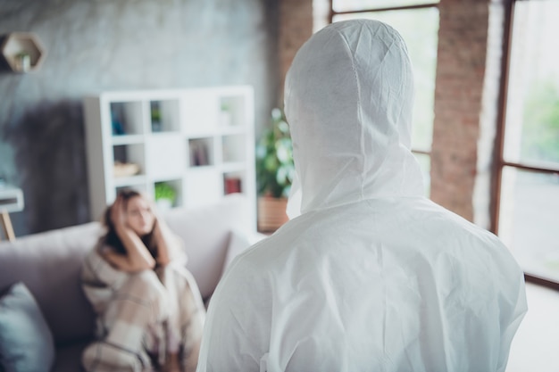 Foto di una giovane donna malata che soffre visita di virologia del dottore guy