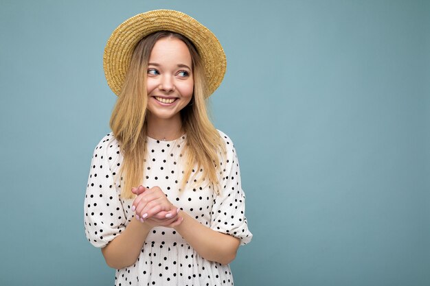 スタイリッシュな服を着て誠実な感情を持つ若いポジティブな幸せな笑顔の美しい女性の写真