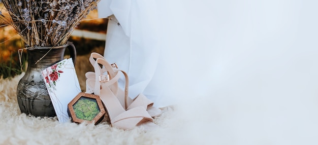 Фотозона грядки с балдахином с обувью, цветами, приглашением на природу. ткань развевается на ветру. место для фото невесты. фотосессия