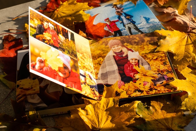 Foto fotolibro sullo sfondo delle foglie, primo piano del fotolibro, album fotografico di famiglia