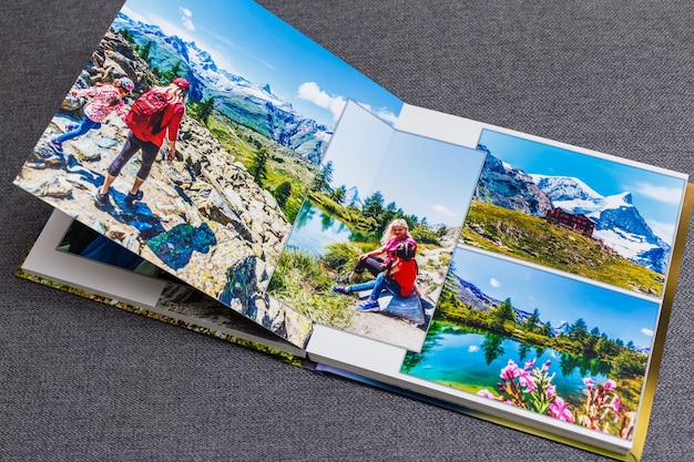 Foto il fotolibro aperto, viaggio in svizzera, su sfondo grigio