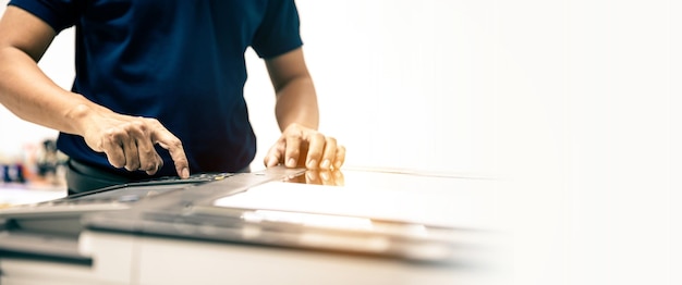 Stampante fotocopiatrice chiudere l'uomo dell'ufficio premere il pulsante di copia sul pannello per utilizzare la fotocopiatrice o la fotocopiatrice per la scansione di documenti o la stampa di carta o xerox un foglio