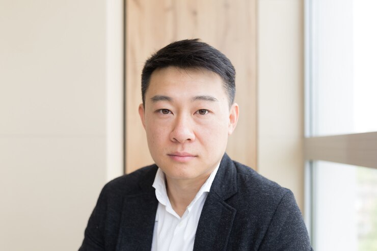 Photo 카메라를 보고 있는 성공적인 아시아 사업가의 초상화 사진,