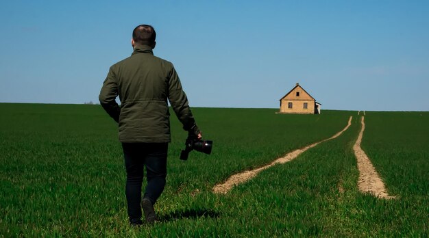 写真 道を歩いている手にカメラを持って写真を撮る