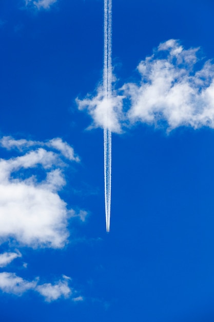 青い空、雲の中で飛行中に航空機を撮影しました