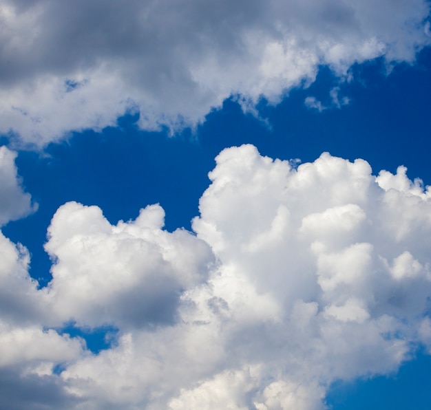 Фото Сфотографированы крупным планом белые облака в голубом небе, малая глубина резкости