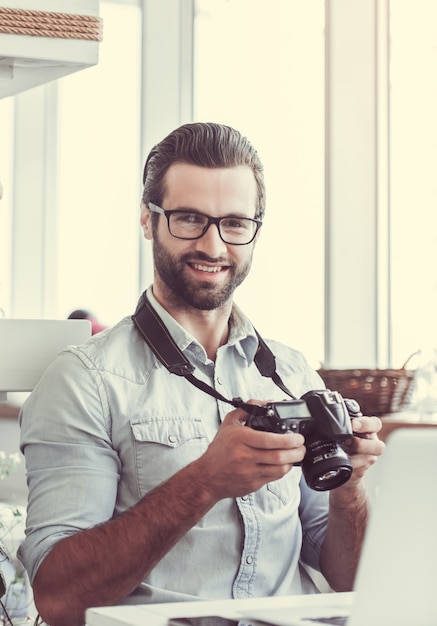 Photographer in cafe