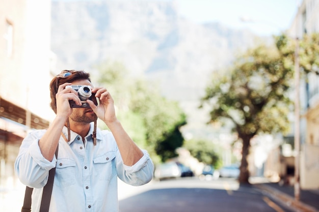 Foto fotografo macchina fotografica o turista in vacanza vacanza o viaggio per una divertente avventura in italia su strada immagine all'aperto o uomo con libertà visite turistiche in viaggio o strada urbana per viaggiare in estate