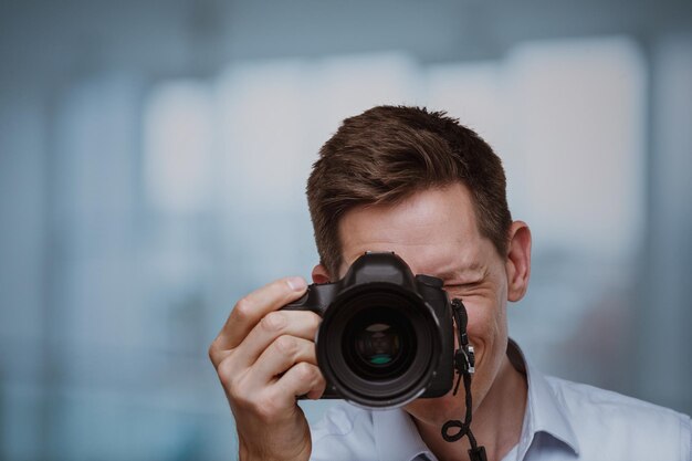 Foto fotografo dietro la telecamera dslr