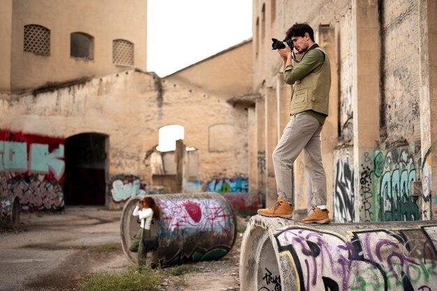 Foto fotografo che esplora un luogo abbandonato