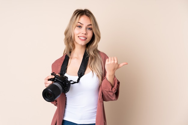 Ragazza del fotografo con il gesto del pollice in su e sorridente