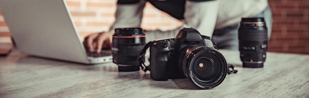 Photo photographer hand camera working in desk