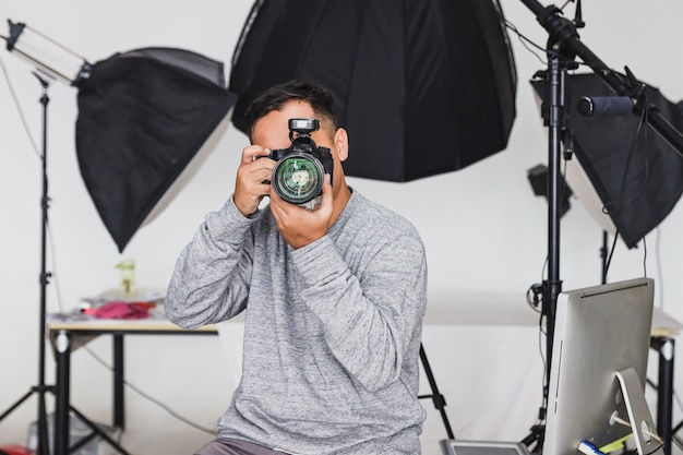 Photo photographer holding camera and taking a photo