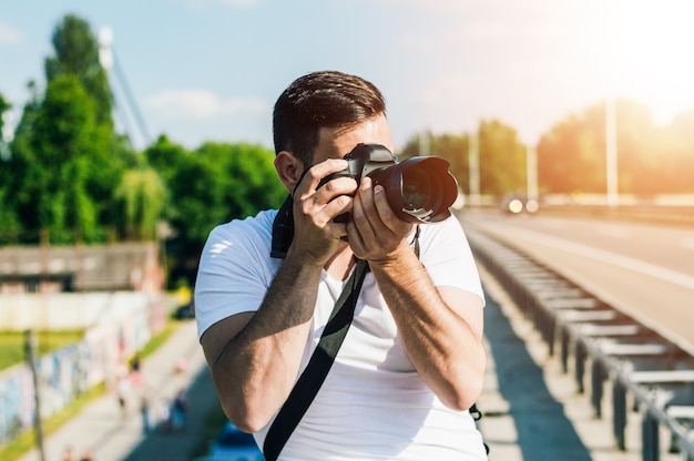 Фотограф фотографирует на дороге.