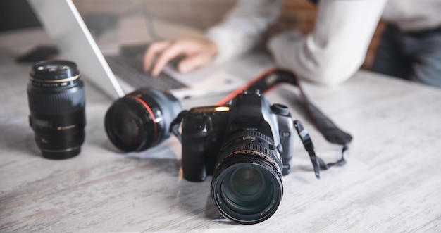 Foto uomo del fotografo con la macchina fotografica sulla scrivania