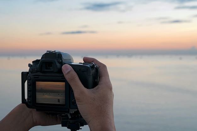 写真撮影の手が背景にビューを取る