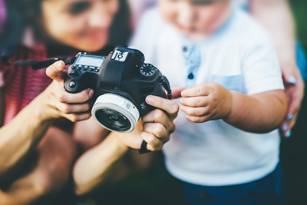 Фотограф показывает маленькие детские фотографии на камеру