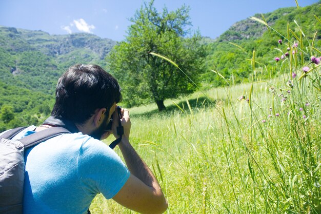 写真家はフィールドで写真を撮ります