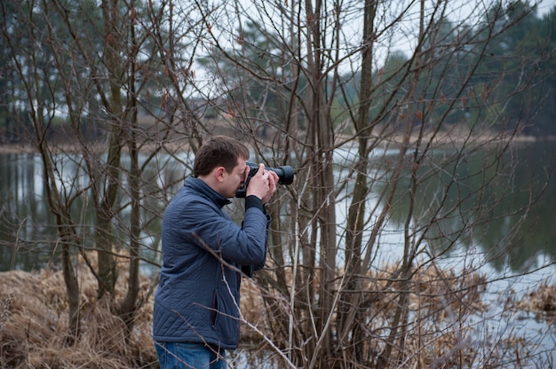 Un fotografo scatta foto del paesaggio, una foto nuvolosa della natura, un fotografo al lavoro