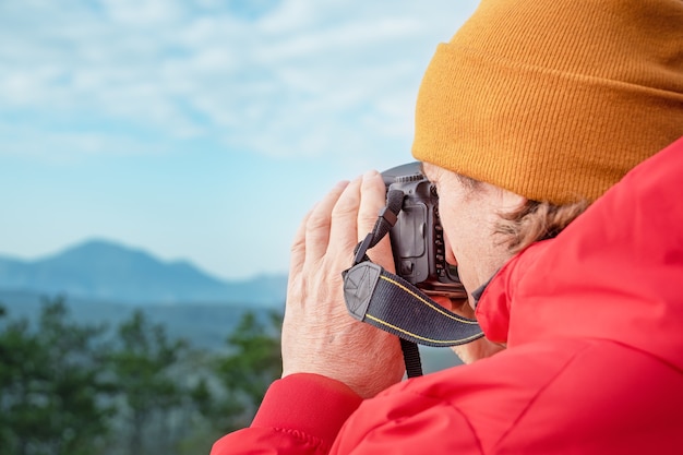 Il fotografo scatta foto in montagna