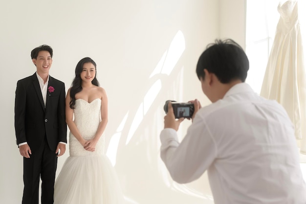 結婚式の花嫁と花婿の写真を撮る写真家 ラブ