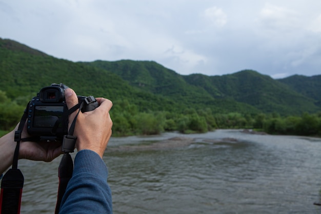 Фотограф фотографирует реку