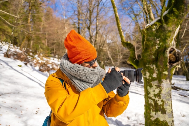 雪の冬の趣味で山で冬の写真を撮る写真家 Artikutza Gipuzkoa