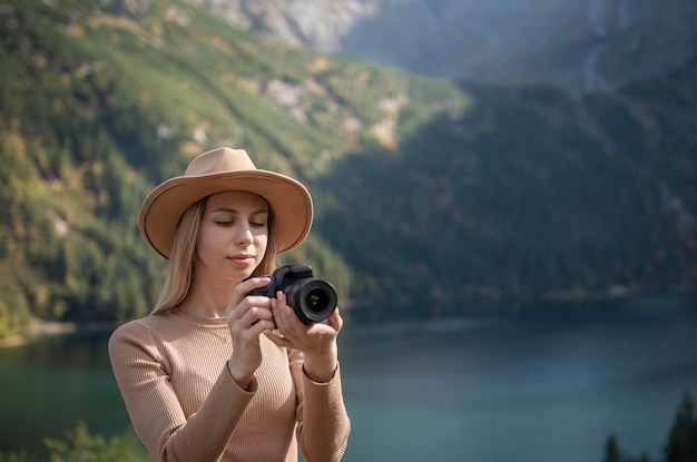 산에 녹색 정상에 서 있는 사진 작가 관광 여행자
