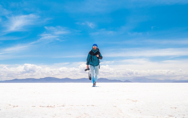 Salar de Uyuni에서 걷는 사진 작가