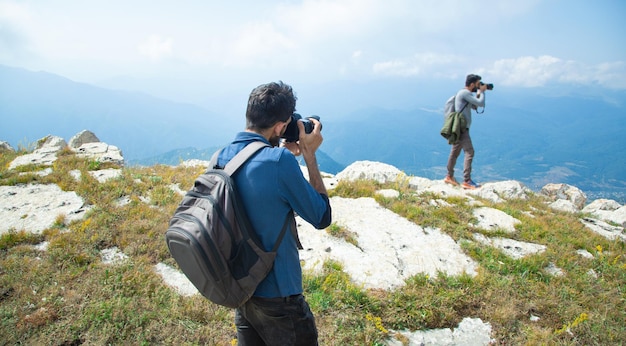 자연 속에서 배낭과 디지털 카메라를 가진 사진 작가 여행 활동적인 라이프 스타일