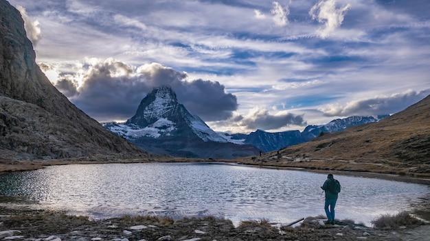 Fotografo con lake snow mountain view