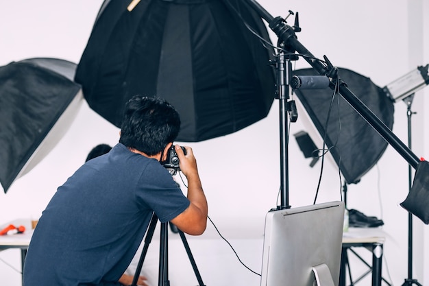 Fotografo che lavora in un moderno studio di illuminazione