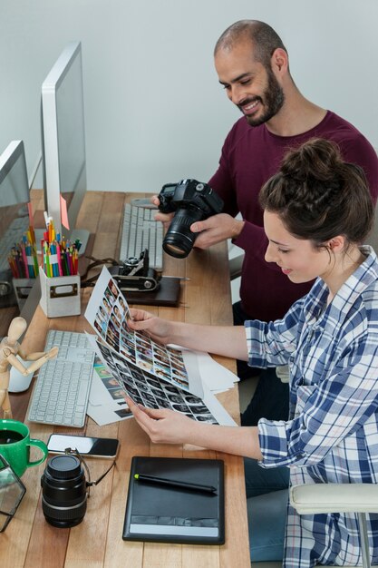 Foto fotografi che lavorano alla scrivania