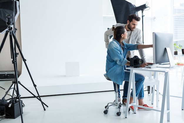 Photo photographers working together over computer