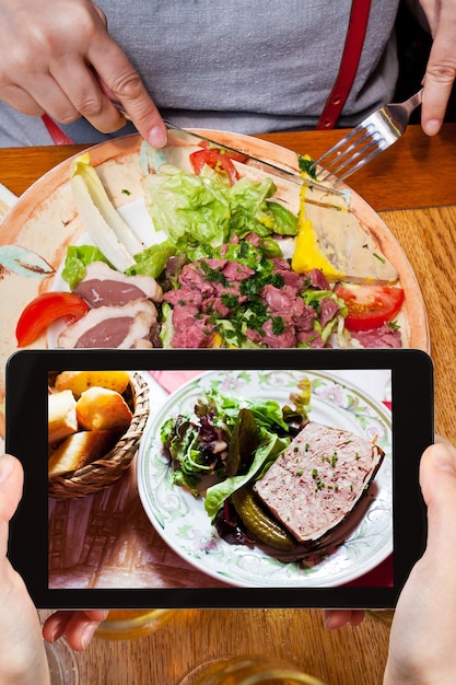 фотографирование концепции еды - турист фотографирует французский мясной паштет на тарелке в ресторане на смартфоне,