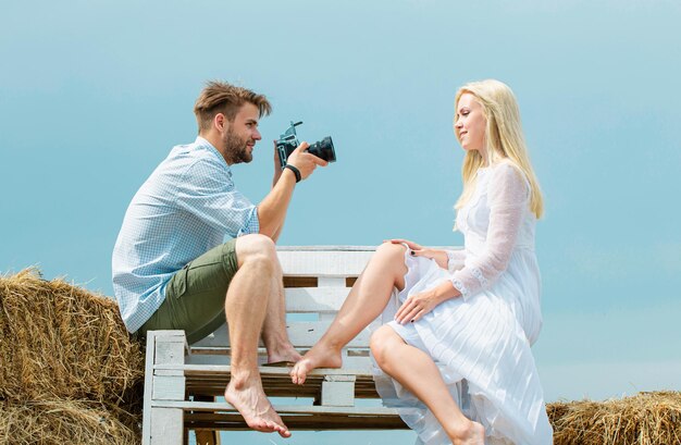 Photo photographing women posing for handsome man photographer with camera on sunny day friends